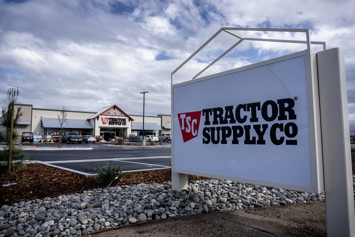 tractor supply company store front